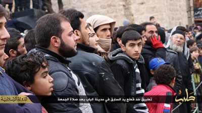 بالصور.. لحظة تنفيذ حد السرقة على أحد مواطني حلب