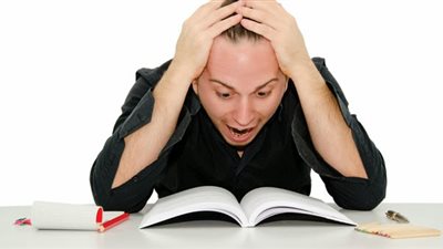 شبح قرب الامتحانات يهدد الطلاب.. الضغط والتوتر يؤثران على التركيز.. كريم: