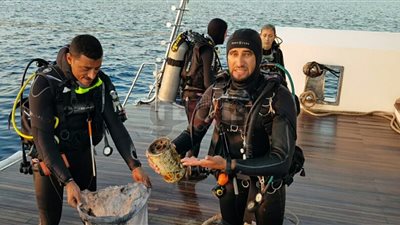 مجاهد عبدالسلام مدرب غوص يلبى مبادرة حماية البيئة (فيديو وصور)