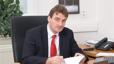 الجلوس وراء مكتب ضخم يولد صفات الطمع وعدم الأمانة