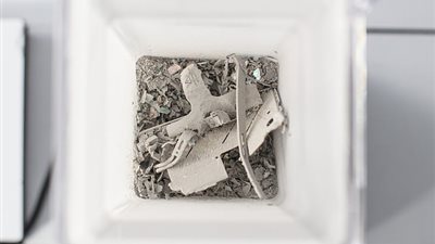 الهواتف تحتوي على الذهب بشرط ضربها في الخلاط (فيديو وصور)