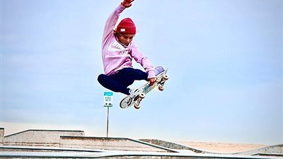 فتاة تبهر متابعيها بمهاراتها على لوح التزلج (فيديو وصور)