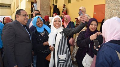 رئيس جامعة حلوان يستمع إلى مطالب الطلاب خلال جولة تفقدية