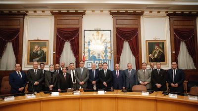 رئيس البنك الأهلي يسلم عقود تقنين أوضاع أصحاب المصانع والورش بـ«شق الثعبان»