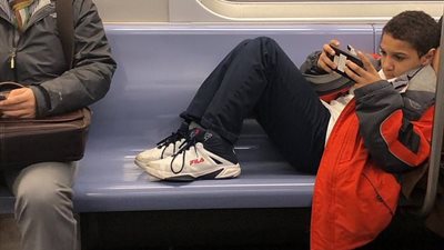 رجل يعاقب صبيا على تصرفه الوقح بمترو الأنفاق (صور)