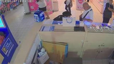 لص يسرق هاتف «آيفون XR» من موظف في 10 ثوان (فيديو)