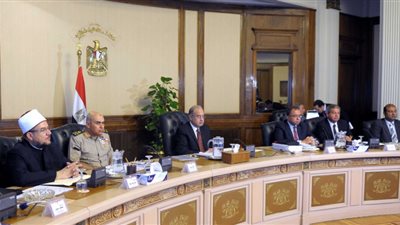 شريف إسماعيل يناقش مشروع استصلاح 1.5 مليون فدان مع 3 وزراء