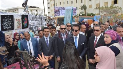 وزير التعليم العالي يفتتح معرضا للأنشطة الطلابية بجامعة بني سويف