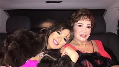 120 ألف إعجاب لصورة تجمع لبلبة وياسمين عبد العزيز