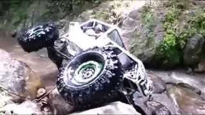 بالفيديو.. سيارة عملاقة تسير في الجبال والوديان دون تعطل باليمن