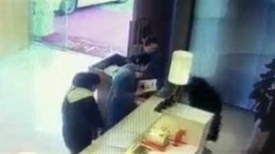 امرأة تحطم بابا زجاجيا لفندق (فيديو)