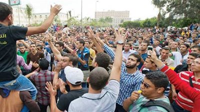 بالفيديو..مشادات كلامية بين مؤيدى 