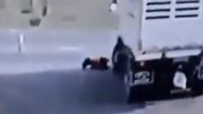 لقطات مروعة لحادث دهس رجل تحت عجلات شاحنة (فيديو)