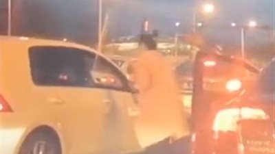 امرأة تلقن سائقا درسا قاسيا ألقى قمامته على الطريق (فيديو)