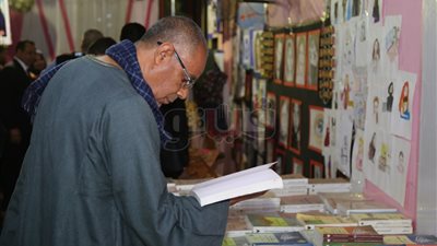إقبال الأطفال والأهالي على معرض الكتاب الأول بنجع حمادي (صور)