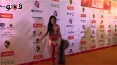 بالفيديو.. شاهد فستان غادة إبراهيم «أحمر هاند ميد علشان الأحداث»