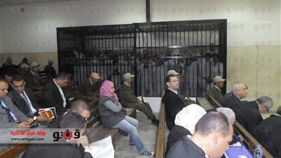 بالفيديو والصور.. متهمو الإخوان بجنايات المنصورة يرفعون شعارات رابعة