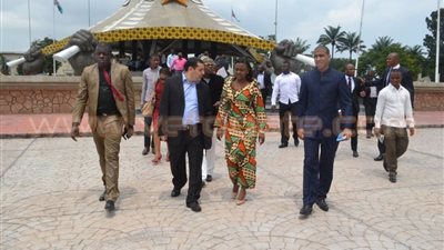 بالصور..وفد الشباب الأفريقي يضع الزهور على قبر 