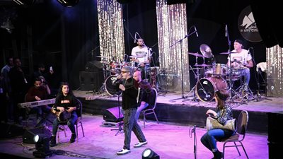 ساقية الصاوي تستضيف تشاد سميث قبل حفل الليلة في الأهرامات (صور)