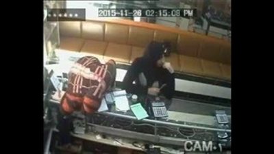 بالفيديو.. منتقبة تشغل جواهرجيًا لتمكن زميلتيها من سرقة محله بالدقهلية