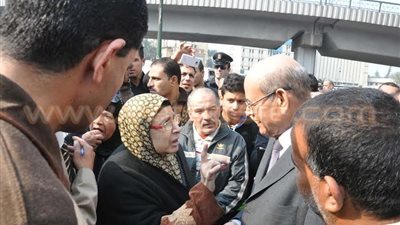 بالصور..علي عبد الرحمن يشارك في أعمال تجميل ميدان الجيزة