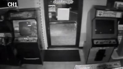 لص يقتحم متجر ألعاب فيديو لسرقة لعبة (فيديو)