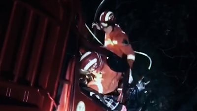 لحظة إنقاذ عائلة تعرضت لحادث مروع (فيديو)