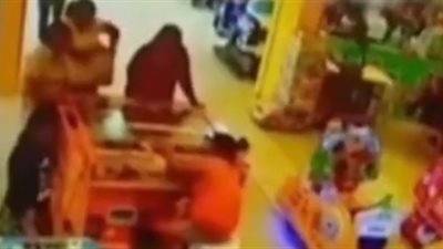 لحظة اقتحام سيارة مركزا ترفيهيا ومقتل امرأة (فيديو)