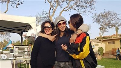 منى زكي تنشر صورة مع ياسمين عبد العزيز وحلا شيحة: «قلبي يارب»