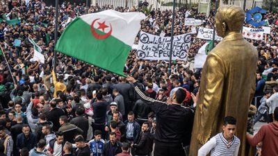 الآلاف من الجزائريين يطالبون برحيل النظام (فيديو وصور)