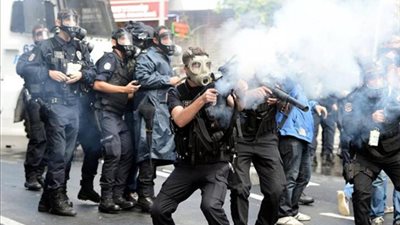 شرطة «أردوغان» تُفرق تظاهرات المعلمين بـ«الرصاص وقنابل الدخان»