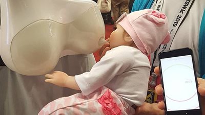 جهاز ياباني مبتكر لرضاعة الآباء للأطفال بدلا من الأمهات (صور)