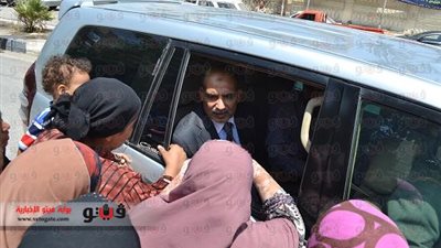 بالصور.. سيدات يعترضن موكب محافظ الفيوم