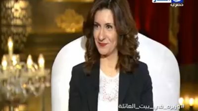 بالفيديو.. وزيرة الهجرة تغازل زوجها على الهواء: «بحبك يا هاني»