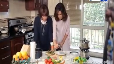 بالفيديو.. وزيرة الهجرة تقدم أسرع وأسهل طريقة للف محشي ورق العنب!