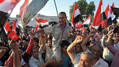 متظاهرو الدفاع يطلقون الألعاب النارية والشماريخ