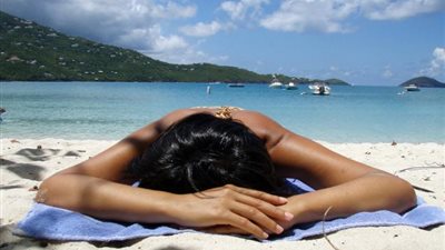 هيئة رقابية أمريكية تقترح منع من هم دون 18 عاما من حمامات الشمس