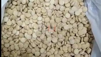 إحباط محاولة تهريب 10 آلاف قرص مخدر داخل طيور مجمدة بمطار القاهرة