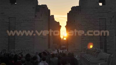 بالصور.. لحظة تعامد الشمس على «الكرنك» في ظاهرة «الانقلاب الشتوي»