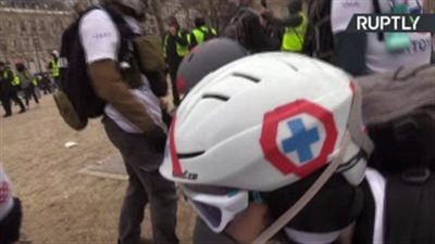 شرطة فرنسا تستخدم الغاز والمياه لتفريق محتجي السترات الصفراء (فيديو)