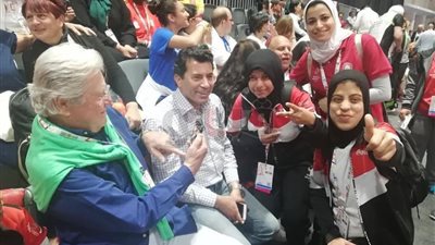 حسين فهمي يلتقي ملك البحرين خلال حضوره افتتاح الأولمبياد بأبو ظبي