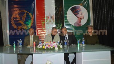 بالصور.. محافظ المنيا يكرم مدير الأمن السابق