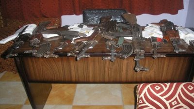 ضبط 4 عاطلين بحوزتهم أسلحة نارية وبيضاء بشبرا الخيمة