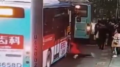 حادث مروع لامرأة بموقف سيارات في الصين (فيديو)