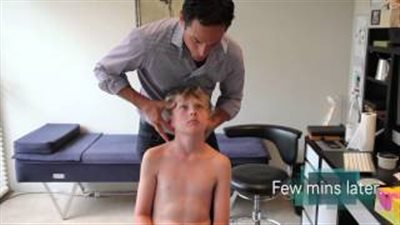 بالفيديو.. طبيب يعالج طفلا مصابا بانزلاق فقرات الرقبة بحركة مفاجئة