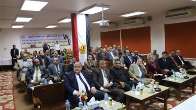 «سعفان» يتفقد شركة صناعية للاطمئنان على أوضاع العمال بالفيوم