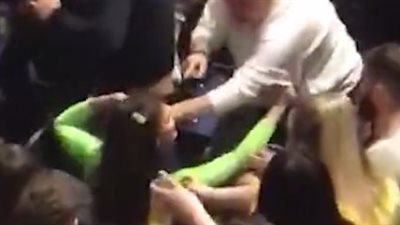 شاب يركل فتاة في وجهها خلال حفل راب بلندن (فيديو)