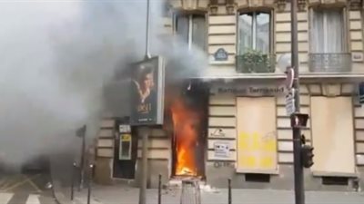 المتظاهرون الفرنسيون يشعلون النار في بنك وإصابة 9 (فيديو)