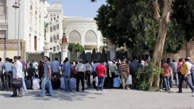 العشرات يتظاهرون أمام قصر الاتحادية