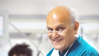 رد فعل مجدي يعقوب على شائعة دخوله العناية المركزة